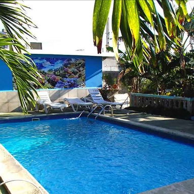Casa de renta ubicada en Guanabo. Cuenta con 4 habitaciones en guanabo con piscina y a dos cuadras de la playa. 58858577 - Img 96542474