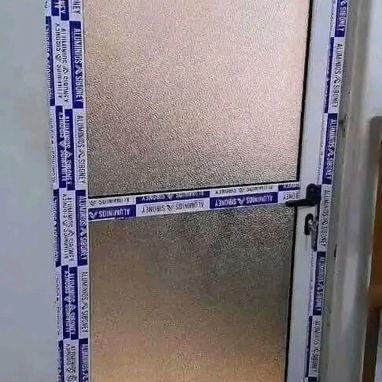 Marquetería d aluminio en puertas y ventanas - Img 126396697