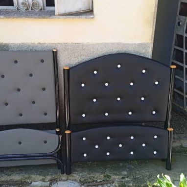 Cama personal de tubo tapisada con mesas de noche y barandas si las desea el color lo elige usted. - Img 119881185