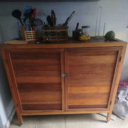Mostrador exhibidor de madera con cristal y rueditas - Img 57874677