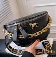 Cartera o Bolso negro con asa y cadena - Img 50189465