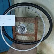 SE VENDE UNA LLANTA TRASERA DE BICICLETA DE ALUMINIO MONTADA EN CAJA DE BOLA 20 MIL CUP Y 2 CÁMARAS 26 BALÓN ANCHO 12MIL - Img 57393695