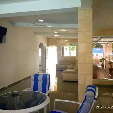 🏠 Casa de Lujo en Renta, Guanabo. Capacidad para 14 adultos y 3 niños. Habitaciones climatizadas y jacuzzi disponible - Img 115975275