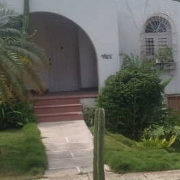 Casa totalmente independiente con patio de tierra grande  4 cuartos y 3 baños Garaje Playa 90mil usd 53582376 - 6/6