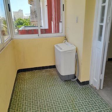 300 USD .RENTO LINEAL APARTAMENTO EN EL VEDADO DE UNA HABITACION HAY GARAGE 52501177 - Img 124088573
