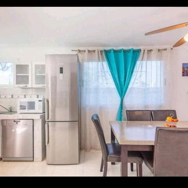 ✨¡ Alquiler de lujosa casa!🏡 Diseño moderno y perfecta para relajarse Ubicada en el barrio residencial de Santa  Fé - Img 71566276