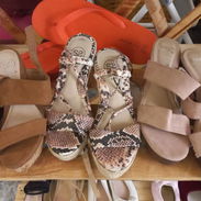 Variedad de zapatos de mujer. - Img 55122864