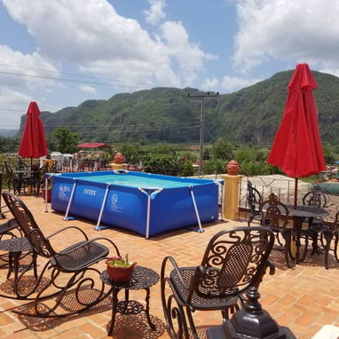 Casa con 5 habitaciones en Viñales – Piscina, terraza, cocina – 30 USD por hab – A 3 min de la plaza - Img 119587857