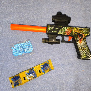 Pistola de juguete de bolitas de hidrogel viene todo lo de la foto se rastrillar y es por presión de aire - 2/5