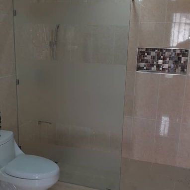 ✨ ¡LUJO QUE SE VE! ✨ Transforma tu hogar u oficina con cristales sin marco que deslumbren 👀 🚿 Duchas y puertas moder - Img 122431461