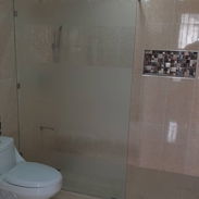 Elegir la mampara de ducha no es solo una decisión estética… es clave para la funcionalidad del baño. 🚿✨ Cada espacio - Img 55620299