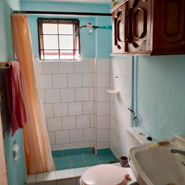 CASA EN BAJOS CON JARDÍN, CARPOCH Y PATIO DE TIERRA EN NUEVO VEDADO!!! - 6/9