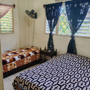 Casa de renta en Guanabo a 3 cuadras del mar. No se va la luz tengo paneles solares y baterías. - 4/10