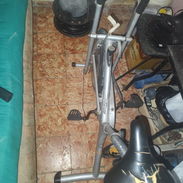 Bicicleta estática para hacer ejercicio de uso muy buen estado tiene para las manos también - Img 58366003