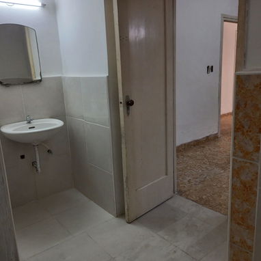 Bajos de biplanta 114m² de área total, entrada independiente,carporch, portal, sala, comedor 2½ hab 2 baños y 2 patios. - Img 123722736