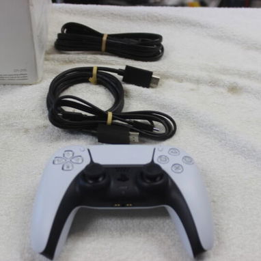 La nueva PlayStation 5 viene con un mando adicional, un total de 2 mandos - 3/3