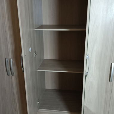 Vendo closet de uso moderno con espejos y tres compartimentos. - Img 124260269