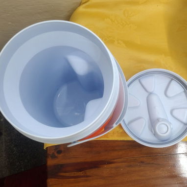 Vendo termo Cervecero plástico marca  Rubbermaid  de  1.9 litros - 3/3
