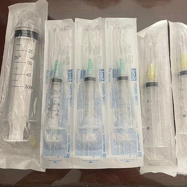 1- Guantes Quirúrgicos  2- Jeringuillas (1,5,10,20,50) ml  3- Dipirona (600 mg) en ampulas   4- Ranitidina  5- Salbutamo - 7/9