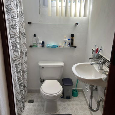 Venta de bajos de biplanta amplio en avenida Santa Amalia - Img 119396074