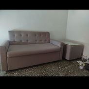 Se vende sofa de dos plazas original de la tienda con mesa de centro y forro - Img 57059869