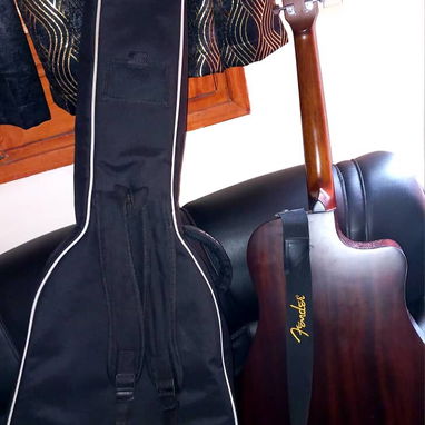 Se vende guitarra con bolsa de traslado poco uso baterias incluidas - Img 120997490