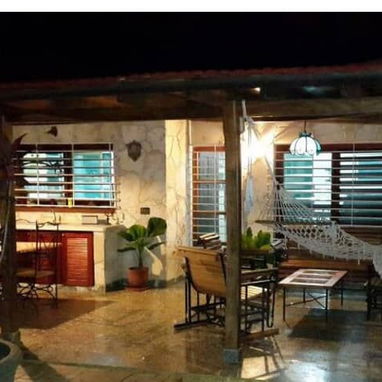 Casa independiente en Fontanar residencial, es una propiedad de 800 m2 , que abarca casi la mitad de la manzana,tiene ja - 4/10