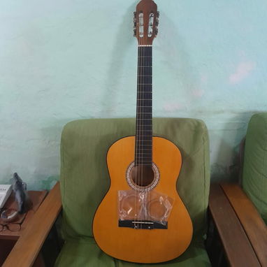 Se vende guitarra clásica con 2 juegos de cuerdas de respuesto - Img 124889292