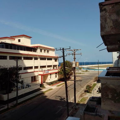 Ocasión única apto de 4 cuartos en el Vedado con valla de garaje para 2 autos y semivista al mar!! Sólo por 70.000 USD! - Img 88074479