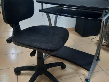 Mesa computadora y silla giratoria - Img 67891905