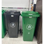 70usd🔺️ Cestos de basura Disponible en negro y verde, 120 litros - Img 58263766