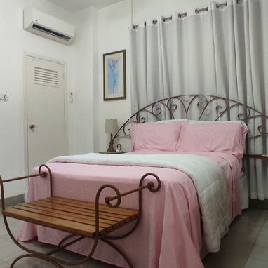 Renta x dĂas o por 2 o 3 meses en Vedado Habana Cuba con respaldo elĂ©ctrico - Img 123705368