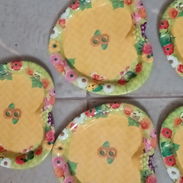 5 platos medianos con diseño alegre floreados en forma de corazon. - Img 47502071