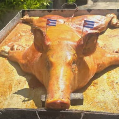 ¡Cerdo asado, congrí, yuca con mojo y mucho sabor cubano! 🐷🍚🍌🇨🇺🔥 - Img 122572734