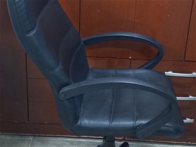 Se vende silla giratoria ejecutiva para oficina escritorio y computadora - Img 65481067
