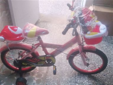 OJO Rebaja de bici rosada y roja de niño por pequeño roto en el espejo solo eso ,trae todos.los accesorios medida 16, - Img 71478805