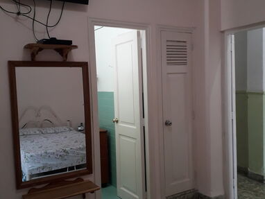 Se alquila habitación independiente  cerca de Infanta y San Lázaro con cocina y  baño con agua fría y caliente - Img 37303901