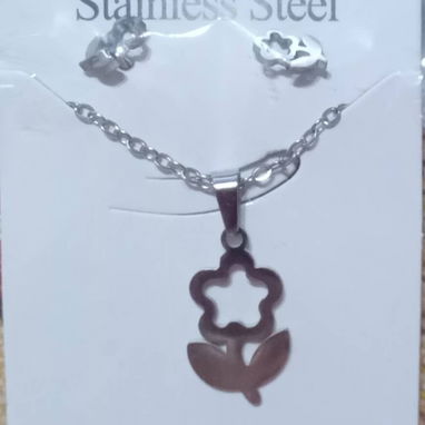 Juego de cadena y aretes p/ mujer plateados de acero inoxidable - Img 121177430