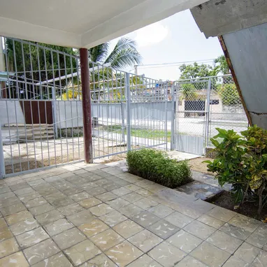 Se vende amplia casa de 3 habitaciones con garaje doble en La Habana,Reparto Martí (Cerro), cerca de Ciudad Deportiva . - Img 125833956