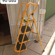 Escalera de 4 peldaños con pasamanos,ideal para acceder a las estanterías de su negocio o closet y trabajo en el hogar - Img 57830769