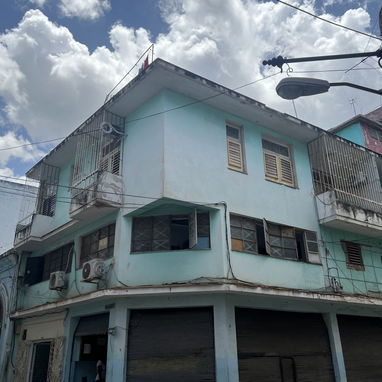 Vendo casa en centro habana (campanario y san Miguel) papeles en regla en 35 mil USD 3 cuartos 3 balcones 2 baños Cocina - Img 126037945