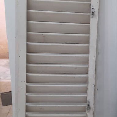 Puerta de madera con persianas - 2/2