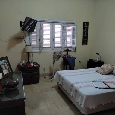 Vendo apto de 2 Habitaciones y 2 ba帽os en Vedado - Img 120576695