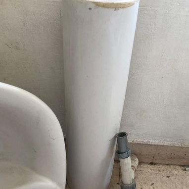 Se vende lavabo de pedestal y bidet marca Roca, con sifa y llave - Img 125021472