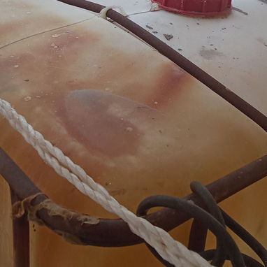 Tanque de agua enrrejado de 1000 litros, de uso en buen estado, detalle en la reja. - 3/3