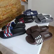 Chancletas de baño y zapatos de mujer - Img 54857029