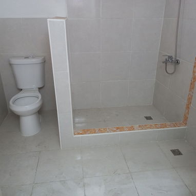 Bajos de biplanta 114m² de área total, entrada independiente,carporch, portal, sala, comedor 2½ hab 2 baños y 2 patios. - Img 123722738