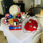 Regalos , caja de chuches , ramo de flores y peluches - Img 50249493
