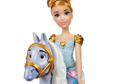 Hermoso Juego de 2 piezas de Disney Hasbro Princesas, Muñeca Cenicienta y su Caballo Mayor, Sellados en Caja - Img 34718050
