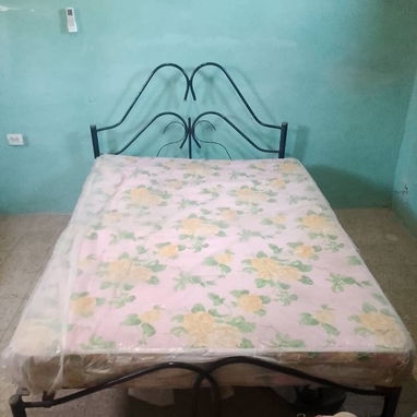 Cama de tubo y mesita de sala - Img 125216716